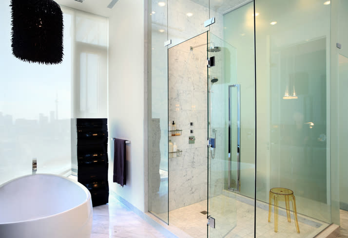 La limpieza frecuente permitirá que los canceles del baño siempre luzcan impecables. – Foto: Sisoje/Getty Images