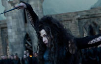 <b><a href="http://es.cine.yahoo.com/pelicula/harry-potter-y-las-reliquias-de-la-muerte-parte-2/ " data-ylk="slk:La saga Harry Potter (2009-2011);elm:context_link;itc:0;sec:content-canvas" class="link ">La saga Harry Potter (2009-2011)</a></b><br><br>Helena Bonham Carter ha interpretado a un sinfín de personajes desequilibrados mentalmente y pasados de rosca, pero sin duda el de Bellatrix Lestrange en 'Harry Potter' se lleva la palma. Entre el pelo, las uñas, el atuendo a medio romper y la cara de loca… No le faltaba detalle para salir corriendo de encontrársela en un callejón del Londres más oscuro. (Foto: © 2011 WARNER BROS. ENTERTAINMENT INC.)