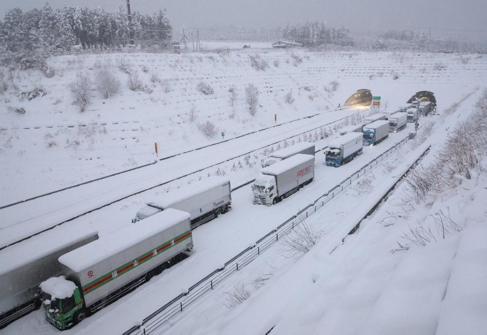 日本受到寒流低溫影響下雪，低溫疑似已造成三人死亡。（AFP）