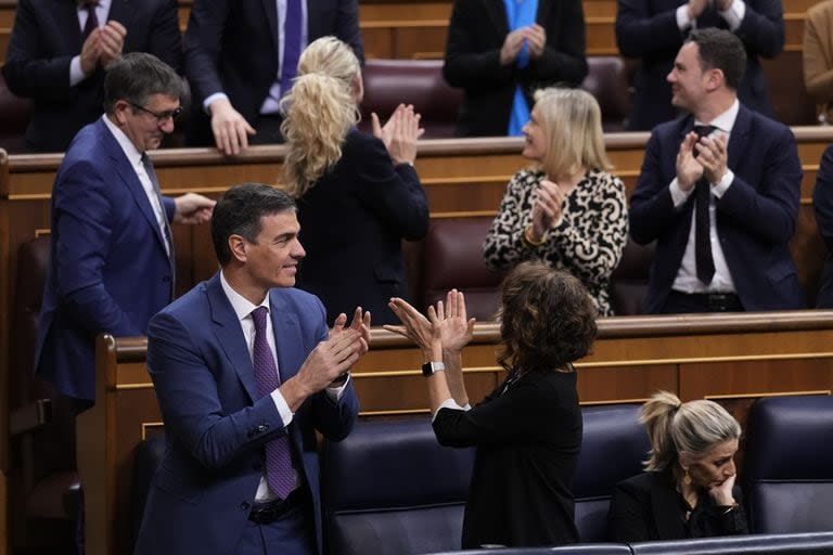 De izquierda a derecha y en primer plano, el primer ministro socialista de España, Pedro Sánchez, la viceprimera ministra y ministra de Hacienda de España, María Jesús Montero, y la segunda viceprimera ministra y ministra de Trabajo de España, Yolanda Díaz, en el Parlamento español en Madrid, España, el jueves 14 de marzo. 2024 (AP Photo/Manu Fernandez)