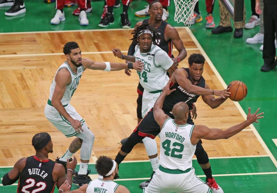 El jugador del Heat de Miami Kyle Lowry (7) trata de pasar la pelota ante la marca de Al Horford (42), de los Celtics, en el cuarto partido de la Final de la Conferencia Este celebrado el 23 de de mayo de 2022 en Boston.