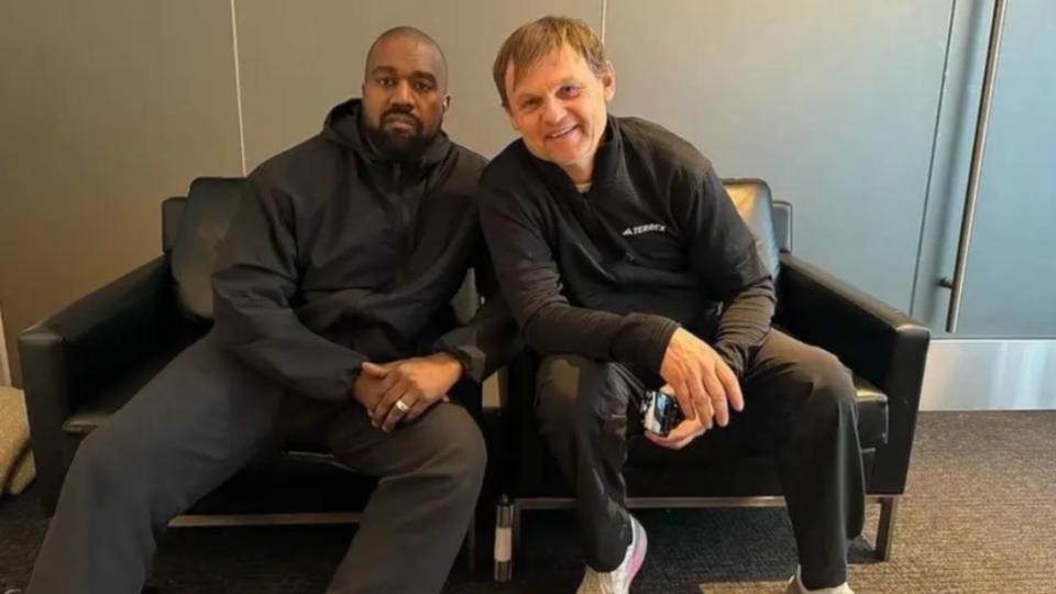 肯伊威斯特（Kanye West，現改名YE）、愛迪達CEO古爾登（Bjorn Gulden）。（圖／翻攝自 Complex）