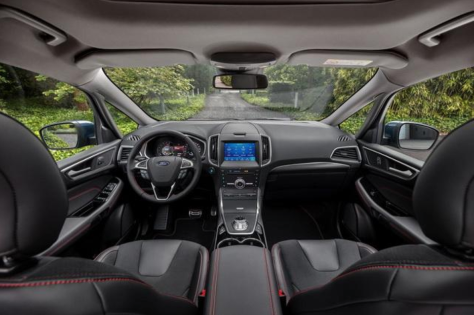 與 Focus 相同，車內也採用旋鈕式排檔，並有 ACC 定速、盲點偵測實用的安全科技。