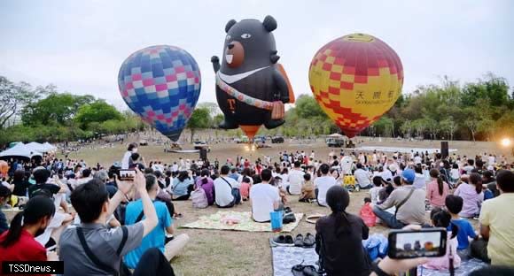 西拉雅森活節首週將推出熱氣球嘉年華、熱氣球光雕秀、草原音樂祭，是大小朋友都喜愛的超級活動，吸睛度滿滿。（記者李嘉祥攝）