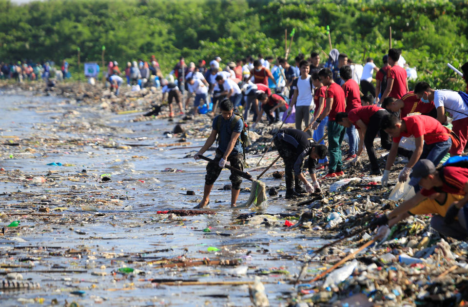 Volunteers collect garbage along the coast in Manila, the Philippines, during the annual International Coastal Cleanup Day on Sept. 16, 2017. (Photo: Romeo Ranoco / Reuters)