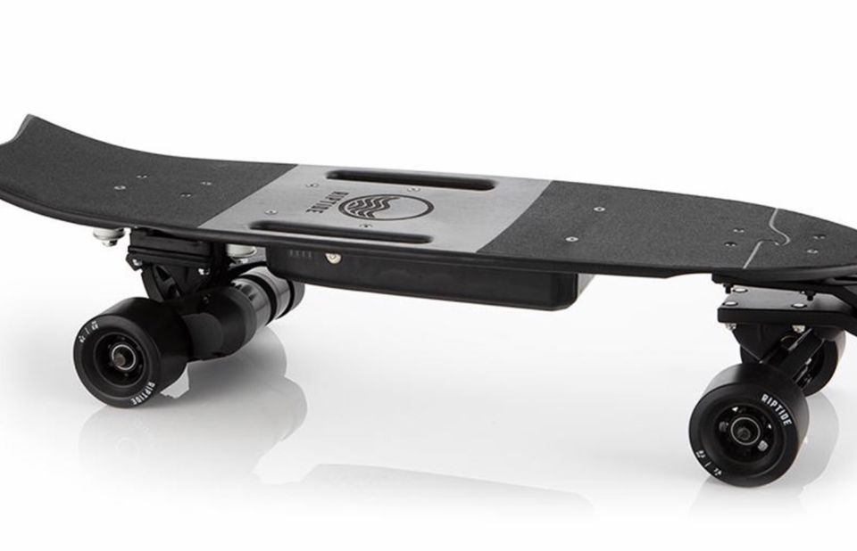 <p>Il Riptide R1 Black è la nuova ossessione degli skater più geek che amano l’elettrico e dei surfer che vogliono sempre cavalcare l’onda del divertimento, anche in città. Appena uscito ma già diventato cult, è una tavola elettrica veloce e sicura che riesce a toccare quasi i 30 chilometri orari, per l’esattezza arriva a 28,9 km all’ora. Prezzo: 749 dollari su rideriptide.com </p>