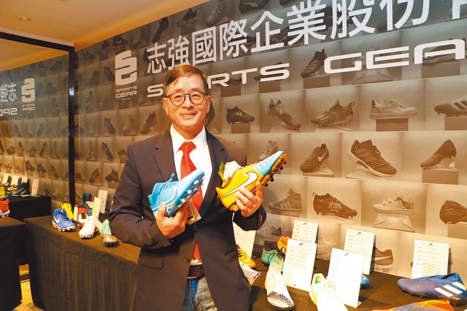 志強-KY董事長陳維家，手拿自家代工生產的Nike足球鞋。圖／劉朱松