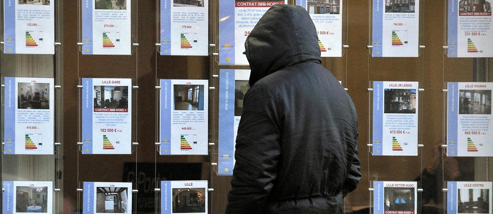 Un homme regardant les annonces immobilieres à Lille en 2012.
