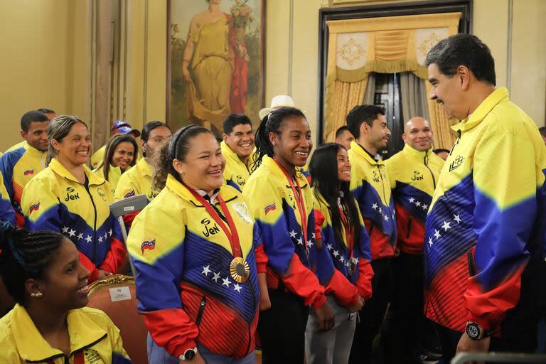 Presidente venezuelano Nicolás Maduro com atletas paraolímpicos