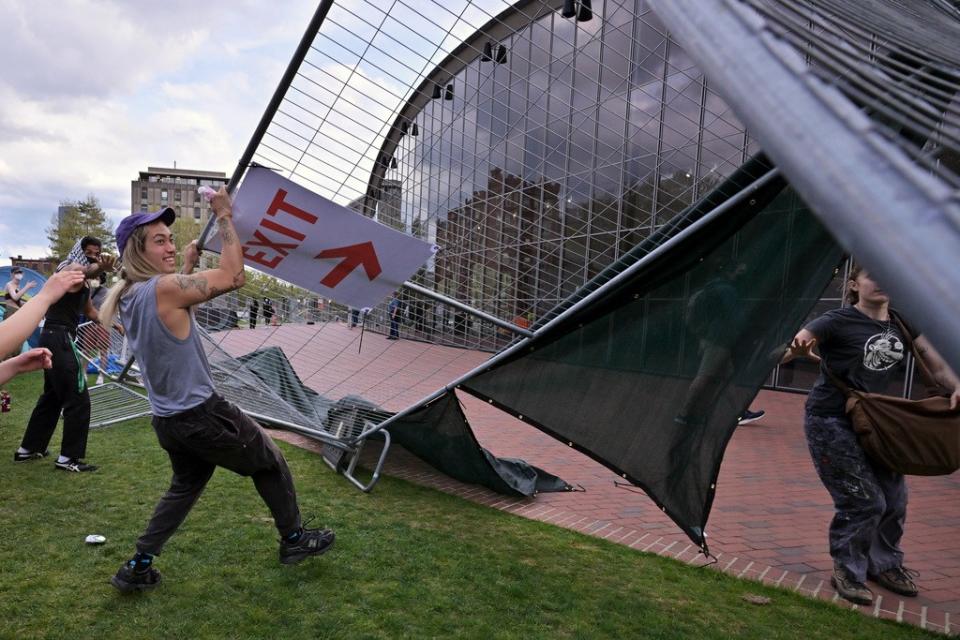 美國麻省理工學院反以示威的紮營區外護欄被前來支援的民眾破壞，並組成人鏈保護示威學生。美聯社