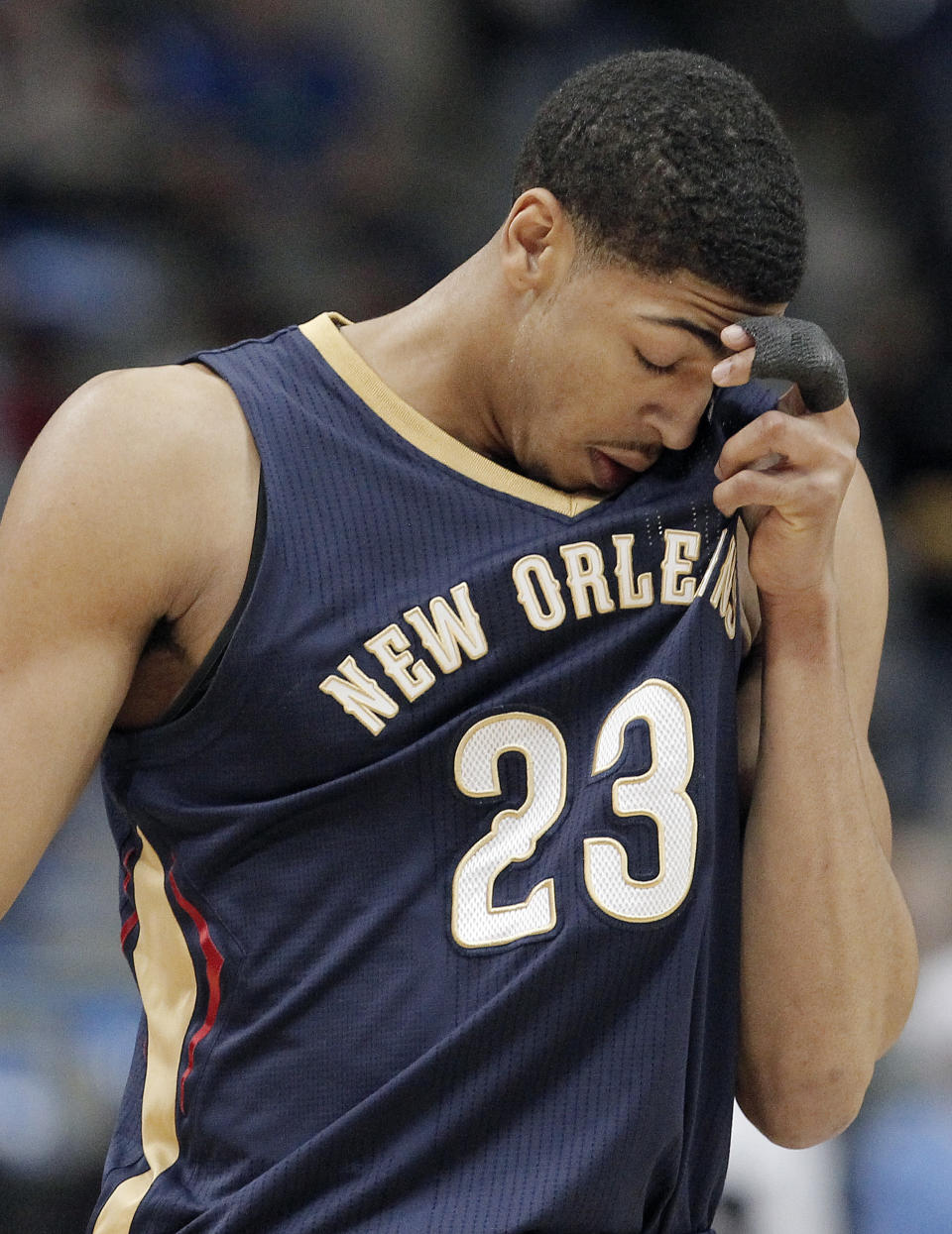 New Orleans Pelicans' forward Anthony Davis (23) wipes his face during the first half of an NBA basketball game against the Dallas Mavericks, Wednesday, Feb. 26, 2014, in Dallas. Davis left the game in the first half with a left shoulder sprain. Dallas won 108-89. (AP Photo/Brandon Wade)