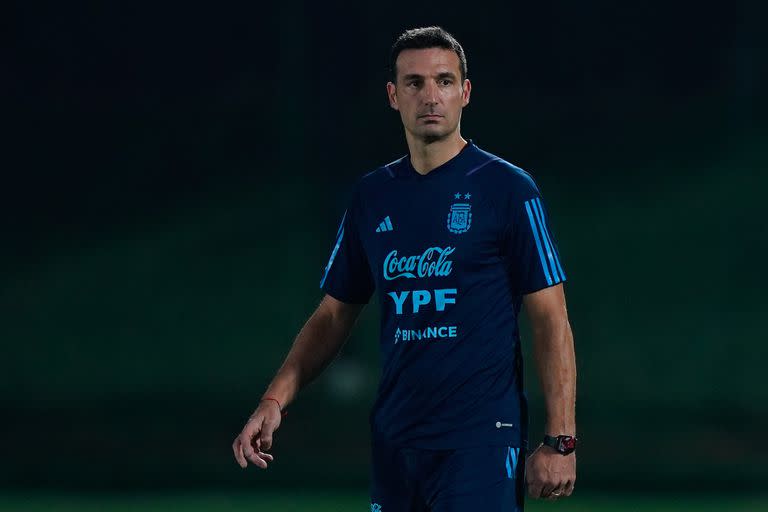 Lionel Scaloni, entrenador del seleccionado argentino, durante el segundo entrenamiento en Doha, Qatar