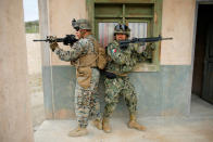 <p>Ein US-Marine und ein mexikanischer Soldat agieren Seite an Seite bei einer Übungseinheit in Kalifornien. (Bild: Reuters/Mike Blake) </p>