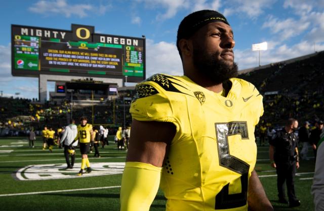 Former Oregon Ducks Football Quarterback Justin Herbert Wins 2022 Pro Bowl  Offensive MVP - Sports Illustrated Oregon Ducks News, Analysis and More