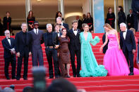 <p>Et voici toute l'équipe du film "Elvis" sur les marches de Cannes : Tom Hanks, Alton Mason, Baz Luhrmann, Steve Binder, Priscilla Presley, Austin Butler, Olivia DeJonge, Natasha Bassett et Patrick McCormick. (Daniele Venturelli/WireImage)</p> 