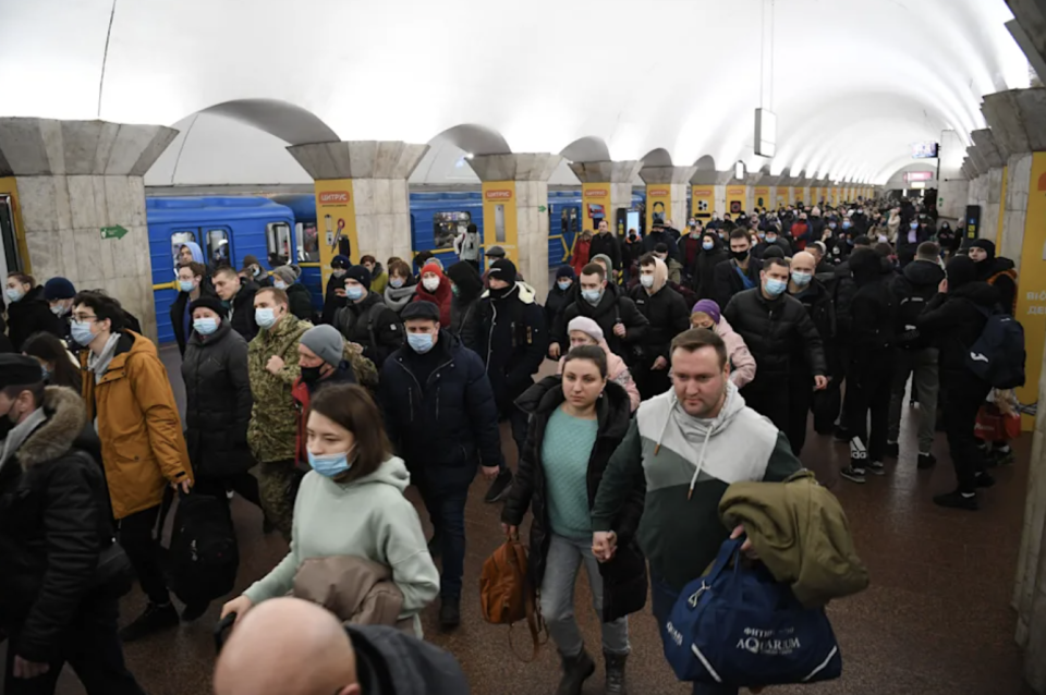 烏克蘭國民到地鐵站避難。（Getty）