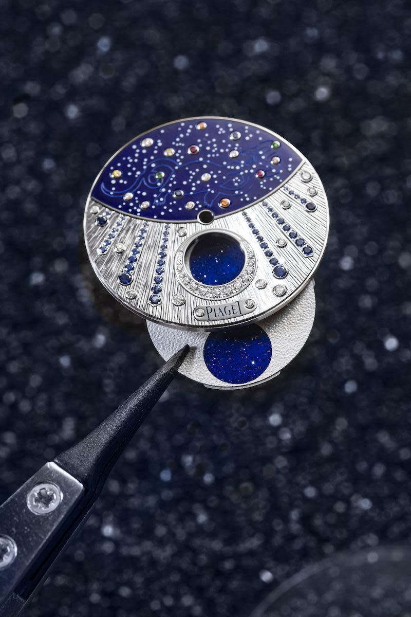 伯爵使用其在60年代經典創作「賈姬錶」的金質錶帶上採用的「宮廷式」金工雕刻，以深刻大膽的放射紋路，來裝飾其盤面，搭配鑽石寶石鑲嵌的「流星雨」。