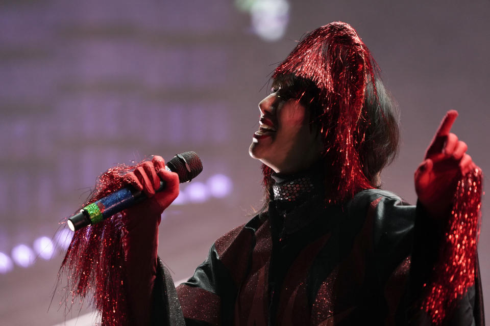 Karen O de la banda Yeah Yeah Yeahs durante su concierto en el festival Corona Capital en la Ciudad de México el 19 de noviembre de 2022. (Foto AP/Eduardo Verdugo)