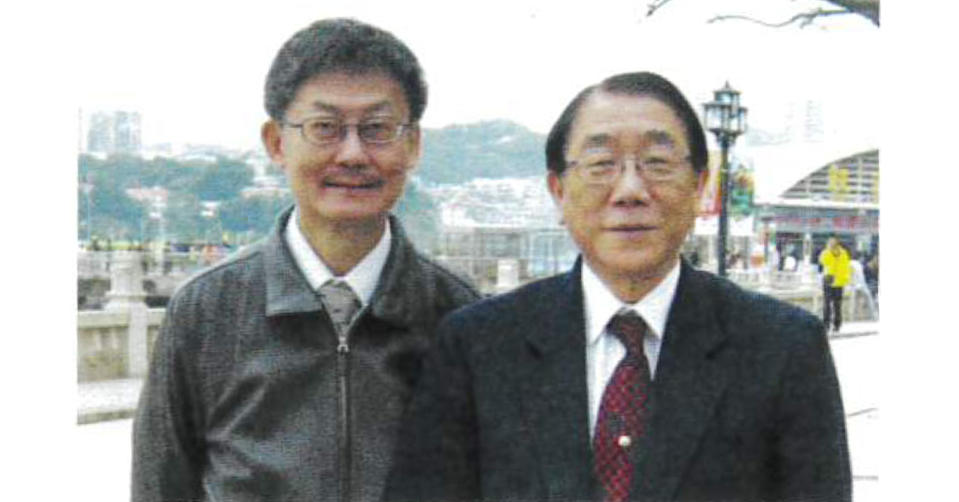 吳炯仁醫師(左)與洪教授合影。圖／翻拍自《洪瑞松教授紀念集》