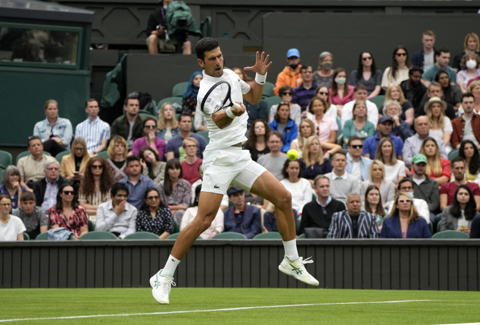 El serbio Novak Djokovic regresa un tiro de Jack Draper en duelo de sencillos en el primer día de competencia del torneo Wimbledon, en Londres, el lunes 28 de junio de 2021. (AP Foto/Kirsty Wigglesworth)