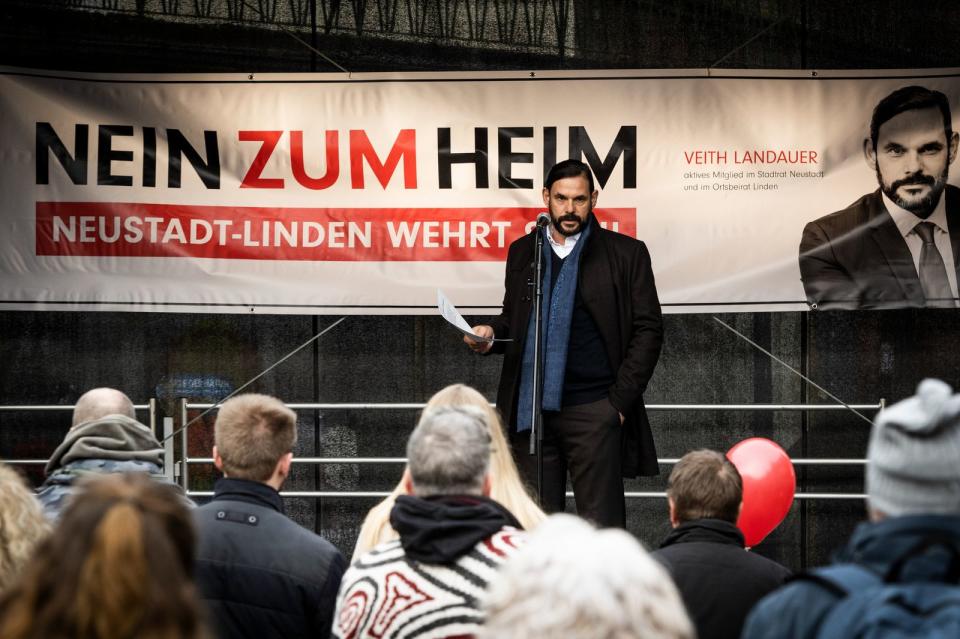 Kommunalpolitiker Veith Landauer (Alexander Beyer) wiegelt die Bürger von Neustadt-Linden gegen den Bau einer Geflüchtetenunterkunft in ihrer Gemeinde auf. (Bild: ZDF / Martin Rottenkolber)