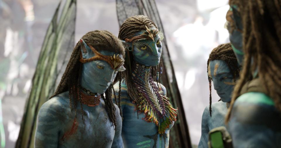 (L-R): Neteyam (Jamie Flatters), Neytiri (Zoe Saldana), Lo'ak (Britain Dalton), and Jake Sully (Sam Worthington) in 20th Century Studios' Avatar: The Way of Water. (PHOTO: 20th Century Studios)