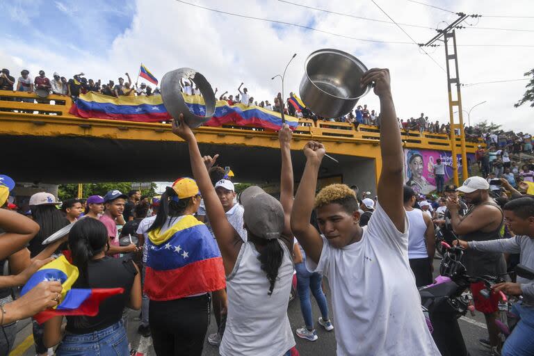 Manifestantes protestan en Valencia, Venezuela.