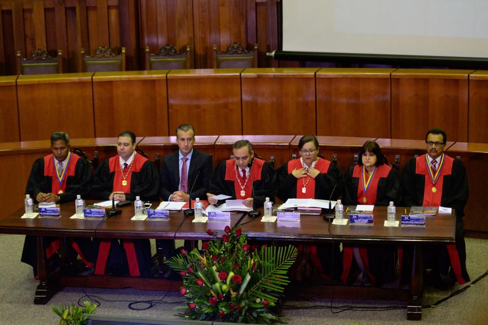 Magistrados del Tribunal Supremo de Justicia de Venezuela junto al vicepresidente venezolano, Tareck El Aissami, en la sede de la Corte Suprema en Caracas, el 1 de abril de 2017 (AFP | Federico Parra)