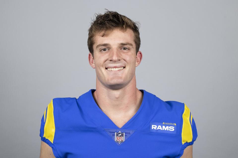 El pateador novato de los Rams, Joshua Karty, posa para una foto de cabeza.