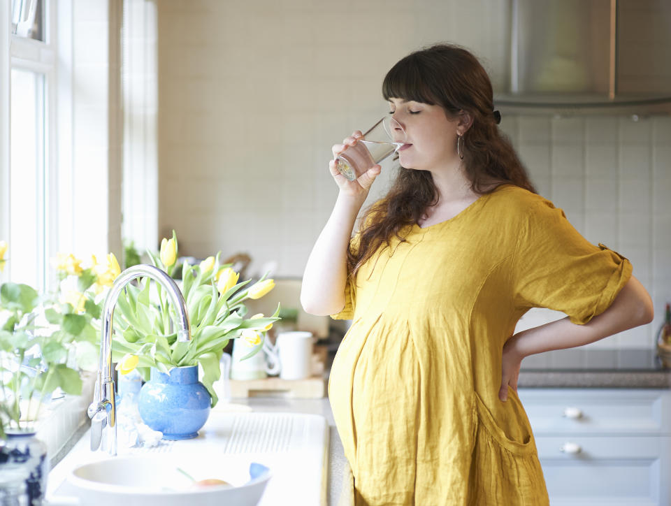 Una mujer embarazada o en período de lactancia necesitará más agua que una que no esta en su condición para mantenerse hidratada (Photo: Getty Images)