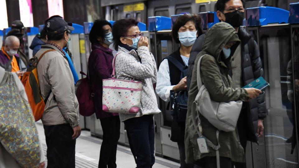 ▲受新冠肺炎疫情影響，不少民眾出門搭捷運等大眾交通工具都會戴上口罩。（圖／NOWnews攝影中心）