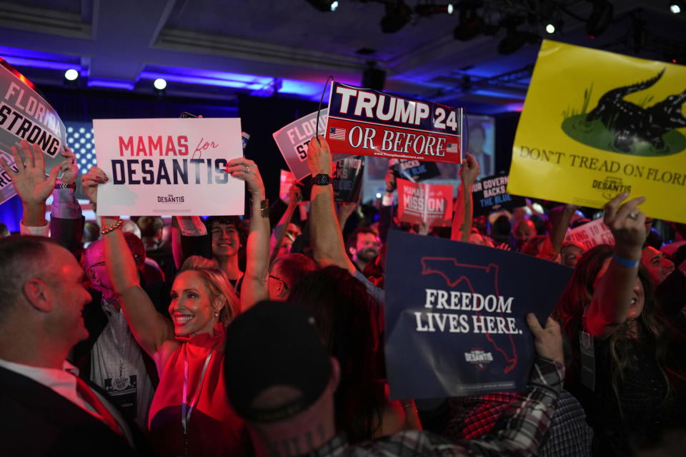 Simpatizantes celebran después de que se declarara el triunfo del gobernador de Florida, el republicano Ron DeSantis, durante una fiesta por motivo de la jornada electoral, el martes 8 de noviembre de 2022, en Tampa, Florida. (AP Foto/Rebecca Blackwell)