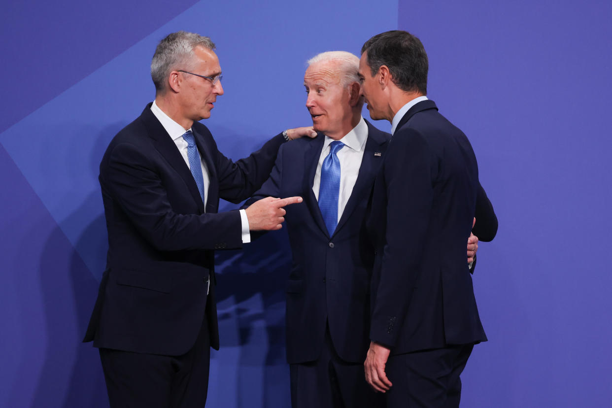 Pedro Sánchez (d), saluda a Joe Biden (c) y a Jens Stoltenberg (i) en el inicio de la cumbre de la OTAN. (Photo by Jakub Porzycki/NurPhoto via Getty Images)