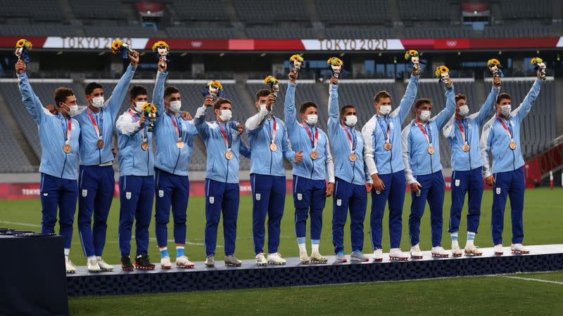 Foto del miércoles de algunos jugadores de los Pumas celebrando en el podio tras ganar la medalla de bronce en los Juegos de Tokio.