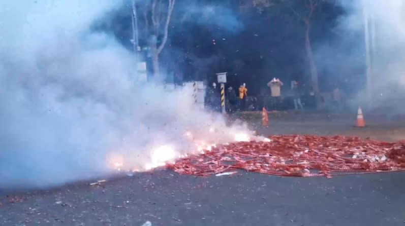 陳玉敏也解釋，很多壇主都會買鞭炮來迎神，就這樣一路放下來自然拖慢時間。（圖／東森新聞）