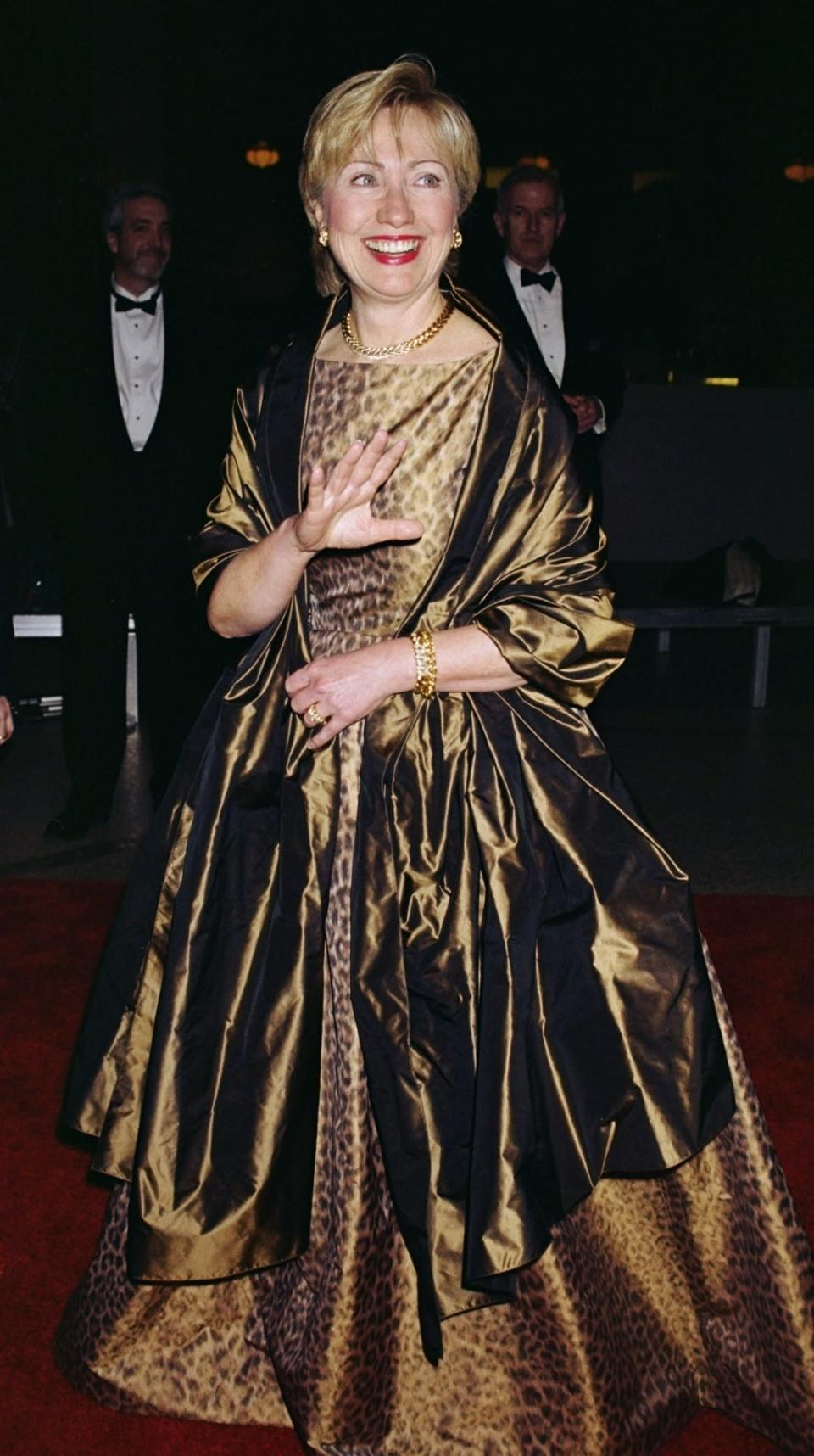 Wer bei der exzentrischen Met Gala in New York auffallen will, muss sich outfit-technisch schon was einfallen lassen. Das gelang Hillary im Jahre 2001 im auffälligen Leo-Look hervorragend. (Bild: Getty Images)