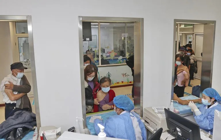 Residentes de edad avanzada se vacunan contra el Covid-19 en un centro de salud comunitario de Nantong, en la provincia oriental china de Jiangsu, el 9 de diciembre de 2022.