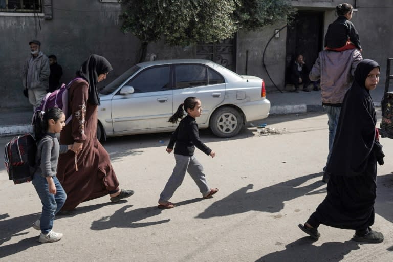 Unos palestinos abandonan sus casas, huyendo del conflicto, en el campamento de refugiados de Nuseirat, en el centro de la Franja de Gaza, el 12 de abril de 2024 (-)