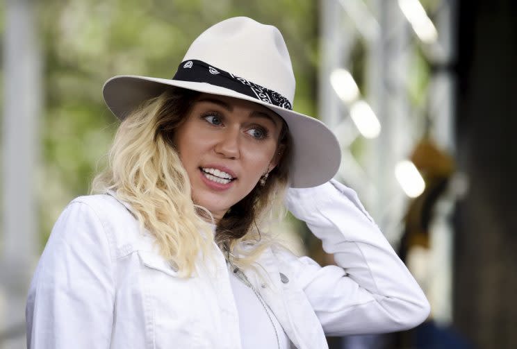 Stars wie Miley Cyrus haben den Country-Look wieder alltagstauglich gemacht. (Bild: AP Photo)