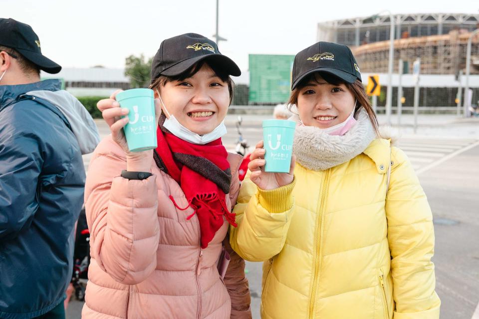 參加「2022國家地理雜誌野生動物路跑」的跑者，開心使用循環杯裝水，減少不必要的垃圾。