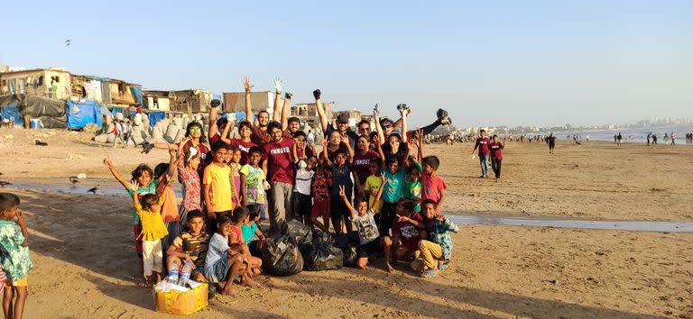 Además de las barreras, Bulacio organiza con voluntarios limpiezas de basura en zonas contaminadas