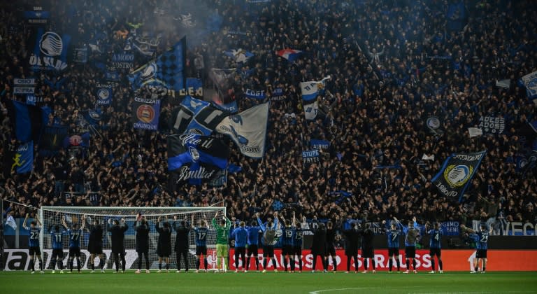 El Atalanta celebra con su afición la clasificación para semifinales de la Europa League el 18 de abril de 2024 en Bérgamo, Italia (Isabella Bonotto)