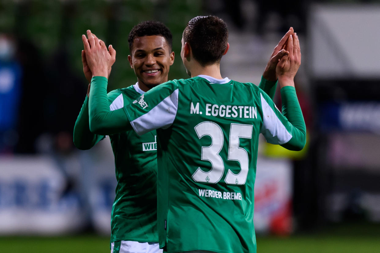 Felix Agu of SV Werder Bremen und Maximilian Eggestein feiern ihren Sieg (Bild: Mario Hommes/DeFodi Images via Getty Images)