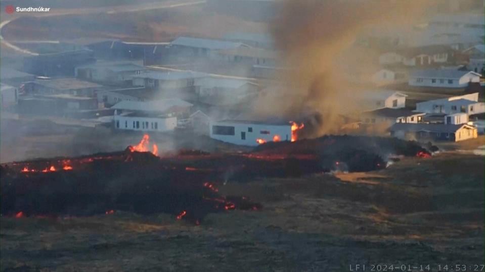 2024年1月14日，冰島西南端的雷克雅內斯半島火山噴發，火山熔岩流進格林達維克鎮。美聯社