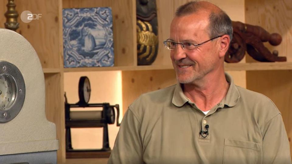 <p>Wolfgang Reinders entdeckte den Automaten 1989 in Gotha in der Bahnhofsgaststätte. "Da habe ich gedacht: Boah, das musst du unbedingt haben." (Bild: ZDF)</p> 