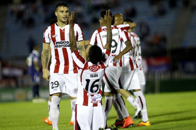 Nacional y Peñarol lideran el Clausura, Plaza Colonia la Tabla