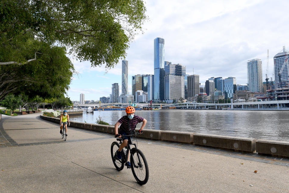 BRISBANE, AUSTRALIA - MARCH 30: People are seen doing their early morning exercise on March 30, 2021 in Brisbane, Australia. The Greater Brisbane area is under lockdown for three days, after restrictions came into effect at 5 pm on Monday. The lockdown measures for Ipswich, Logan, Redlands, Moreton and Brisbane council areas mean schools are closed and residents can only leave their homes for work and healthcare or essential shopping and exercise in their local area, and must wear face masks. (Photo by Bradley Kanaris/Getty Images)