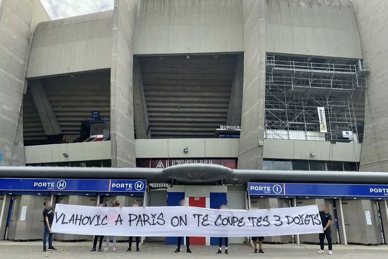 La bandera con la que los fanáticos más duros de PSG amenazaron a Vlahovic en las afueras del estadio Parque de los Príncipes