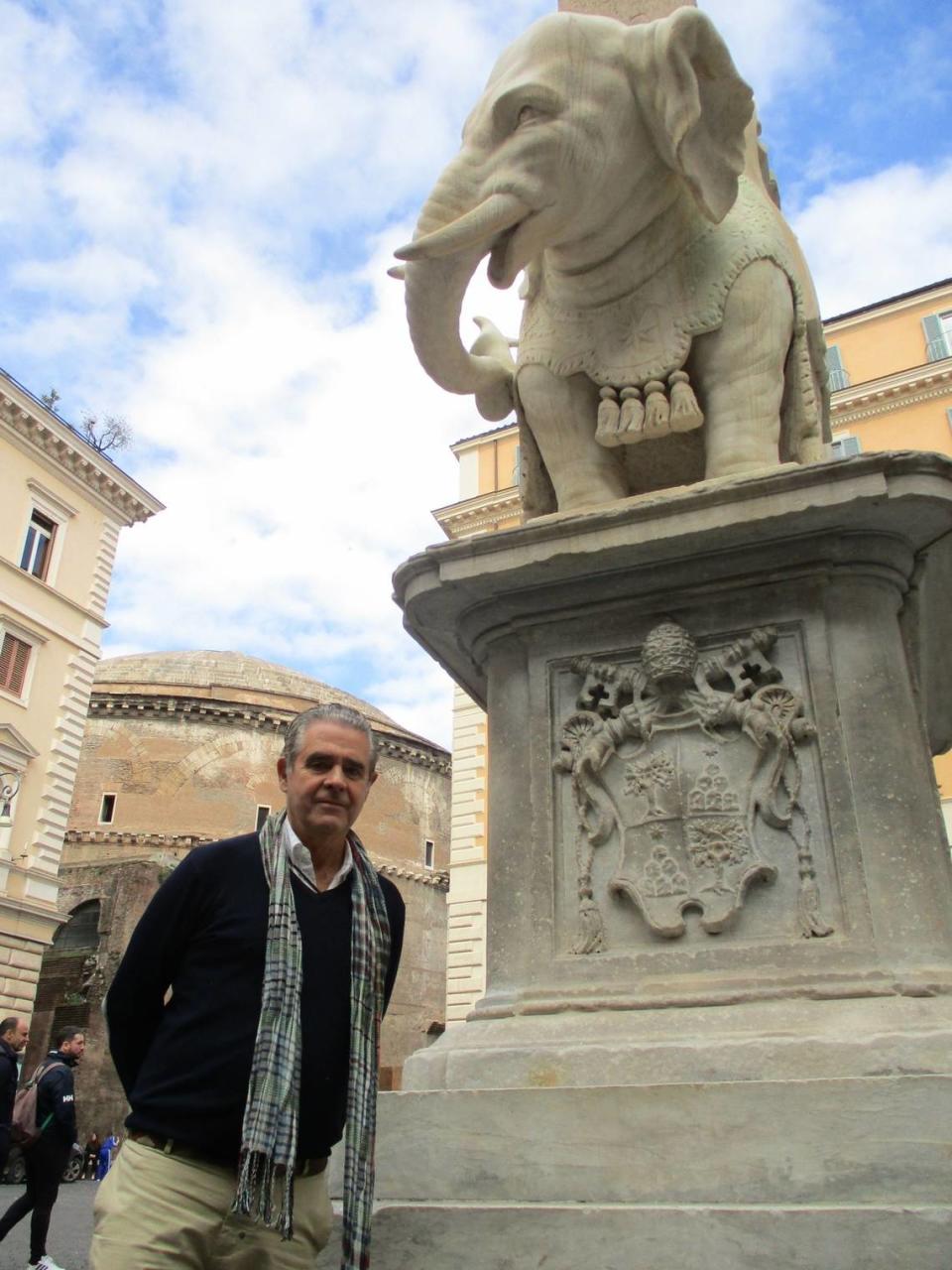 José Grave de Peralta delante del elefante de Bernini, plaza de Santa Maria sopra Minerva.