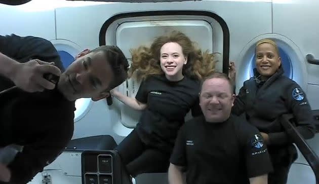 Les quatre touristes privés à bord de la capsule Crew Dragon. (Photo: Inspiraton4)
